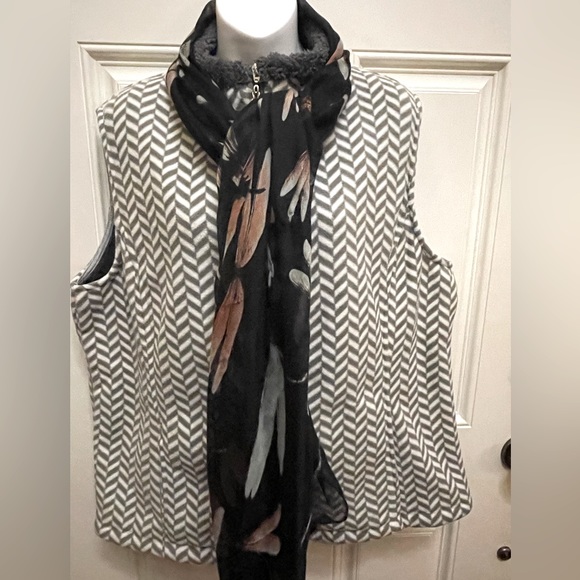 Alia Large soft & cuddly vest in a white & grey stripe. In Great used condition - Picture 2 of 12